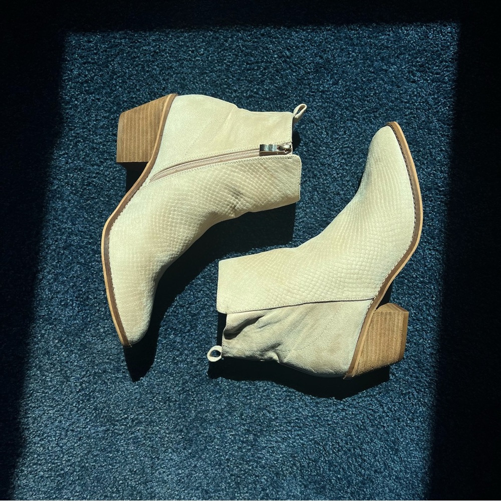 10 Women’s Tan Suede-Like Textured Ankle Boot